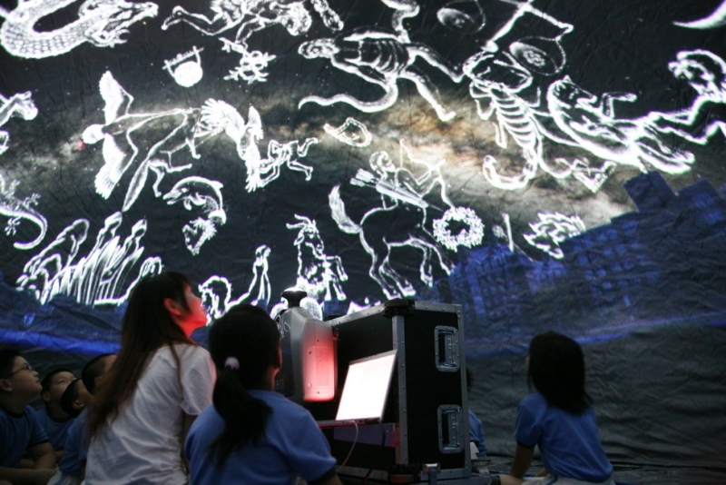 參加者有機(jī)會(huì)進(jìn)入立體星象館體驗(yàn)全天域星空及天文電影。 （圖片來源：《親子王》）