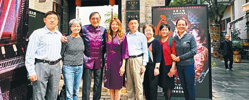 馬世云和父親（左三、左四）與家人在馬家大院前合影。馬世云提供