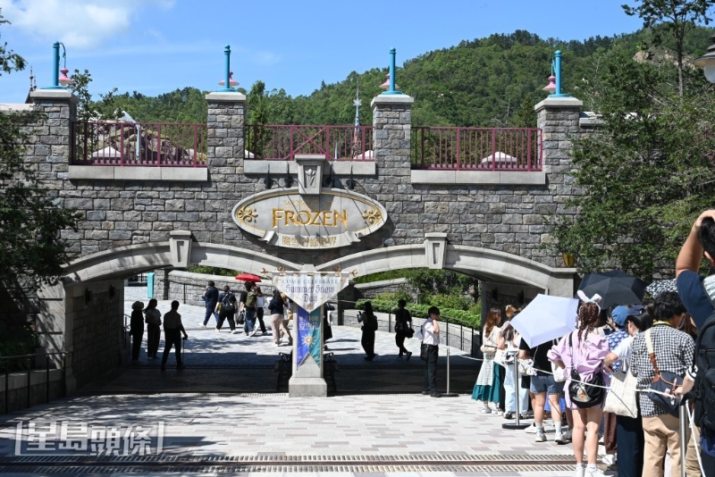 作為全球首個(gè)以《魔雪奇緣》（Frozen）作主題的迪士尼園區(qū)，園區(qū)分為“阿德?tīng)栃℃?zhèn)”及“阿德?tīng)柹帧眱蓚€(gè)部分，真實(shí)還原電影場(chǎng)景。