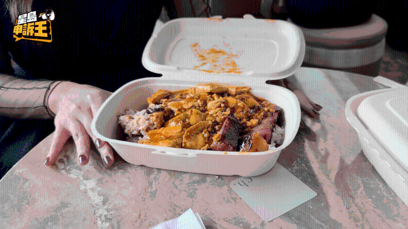 三餸飯以環(huán)保飯盒裝盛。