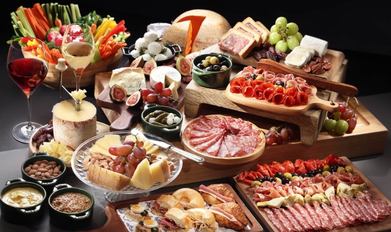 供應(yīng)冰鎮(zhèn)海鮮、熟食海鮮、冷切拼盤(pán)、現(xiàn)切烤肉和20多款甜品。