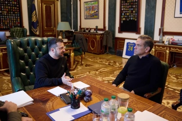 默多克長(zhǎng)子拉克蘭于20日在烏克蘭首都基輔受到了烏總統(tǒng)澤連斯基的接待。