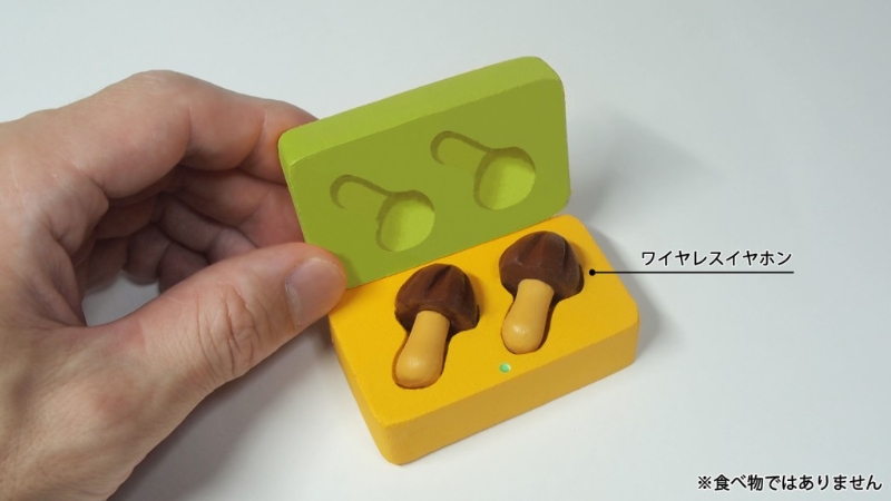 打開充電盒，即會看到像倒模一樣的蘑菇山朱古力真無線耳機。