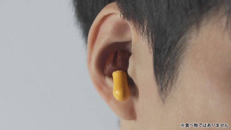 將蘑菇山朱古力造型的耳機戴上，感覺有點搞笑。