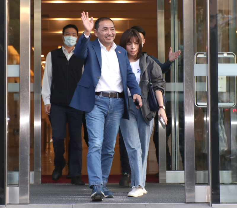 國(guó)民黨總統(tǒng)參選人侯友宜23日上午走進(jìn)馬英九基金會(huì)辦公室后，經(jīng)過(guò)冗長(zhǎng)的交涉，終于在下午4點(diǎn)20分面帶微笑步出馬辦，前往君悅飯店與民眾黨主席柯文哲進(jìn)行藍(lán)白合的最后協(xié)商。&nbsp;