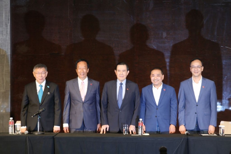 侯公開短訊“郭要找理由退選”，柯秒回：名嘴側(cè)翼做的事