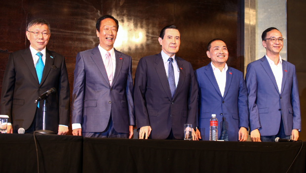 國民黨2024大選的參選人侯友宜（右2）23日與民眾黨2024大選的參選人柯文哲（左）、鴻海創(chuàng)辦人郭臺銘（左2）在臺北君悅酒店公開會談，臺灣前領(lǐng)導(dǎo)人馬英九（中）、國民黨主席朱立倫（右）也到場參與。