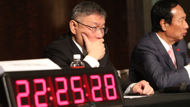 藍白合23日進行會談，在國民黨主席朱立倫與2024參選人侯友宜指責柯文哲陣營污蔑人格憤而離席后，柯文哲（左）與郭臺銘（右）獨留臺上。