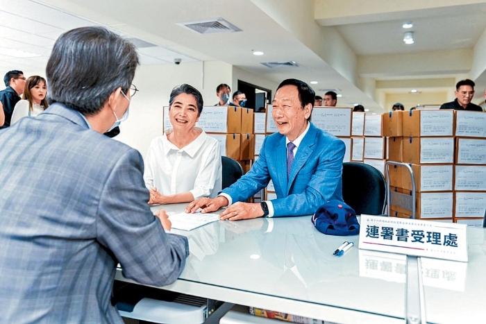 較早前郭臺銘（右一）和副手賴佩霞（右二）遞交連署書。