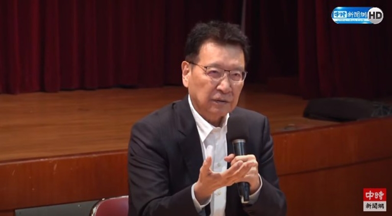 國(guó)民黨24日拍板，中廣董事長(zhǎng)趙少康擔(dān)任副手，與參選人侯友宜搭檔參選2024大選。圖為趙少康下午在中廣舉行記者會(huì)。