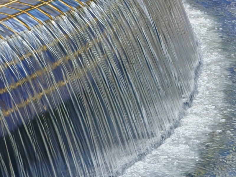 大白天拍攝流水，由于曝光時(shí)間不夠，頂多拍成水花四濺的效果。