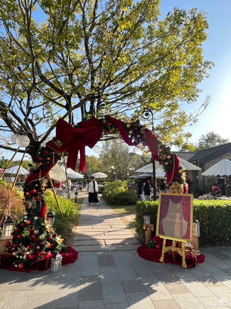 華為坂田Nice Coffee &Bakery店內(nèi)及店外皆換上全新的圣誕節(jié)布置，拱形的入口處用上搶眼的紅色蝴蝶結(jié)配圣誕吊飾，滿載節(jié)日氣氛。