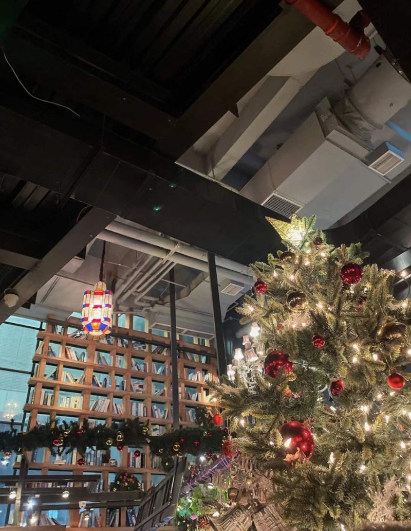 香蜜湖Maan Coffee（1979）運(yùn)用大量的圣誕樹、吊飾及燈飾布置，營造濃厚的節(jié)日氛圍，滿載冬日暖意。