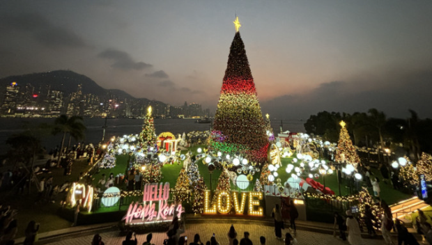 西九圣誕小鎮(zhèn)豎20米高圣誕樹，游客期待特色市集增添氣氛