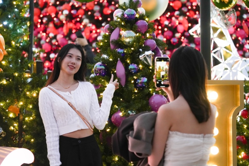 少女們拍照打卡少不了。