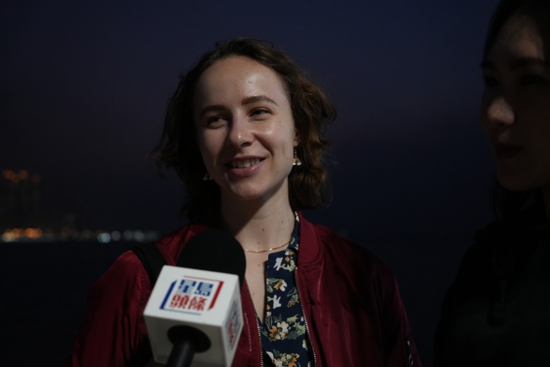 Gretchen認為圣誕樹十分美麗動人。 吳艷玲攝