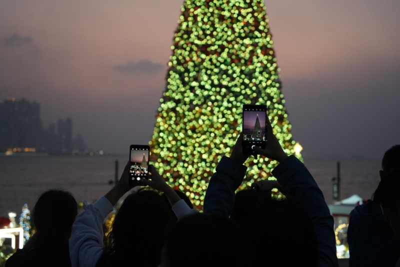 邊參觀圣誕小鎮(zhèn)，再看看維港景色，一樂也。 吳艷玲攝