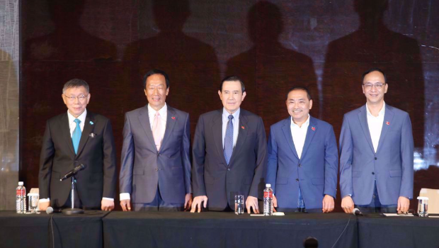 在野陣營于23日在君悅飯店討論整合，柯文哲（左起）、郭臺(tái)銘、馬英九、侯友宜、朱立倫一同出席。