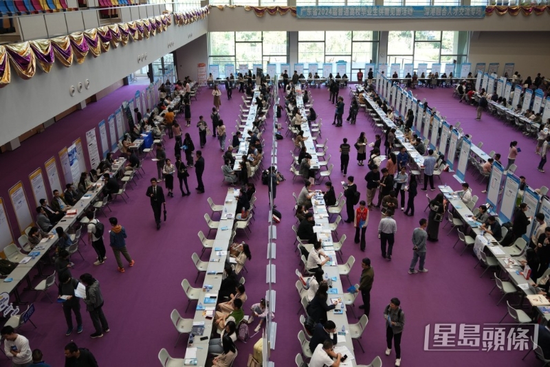 星島與勞福局合辦的“內(nèi)地名校香港‘高才通’招聘巡禮”廣東站，11月26日于香港中文大學(xué)（深圳）舉行。 （蘇正謙攝）