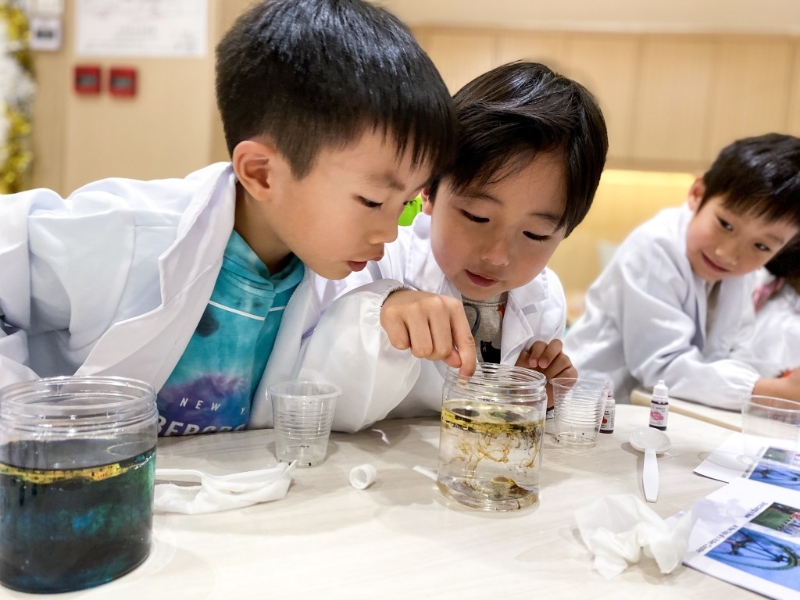 小朋友透過實驗可學(xué)習不同的化學(xué)知識