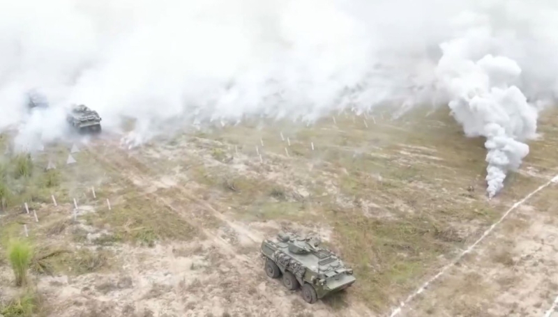 車載速射火炮和迫擊炮等各型火器交替發(fā)揮火力。 （央視截圖）