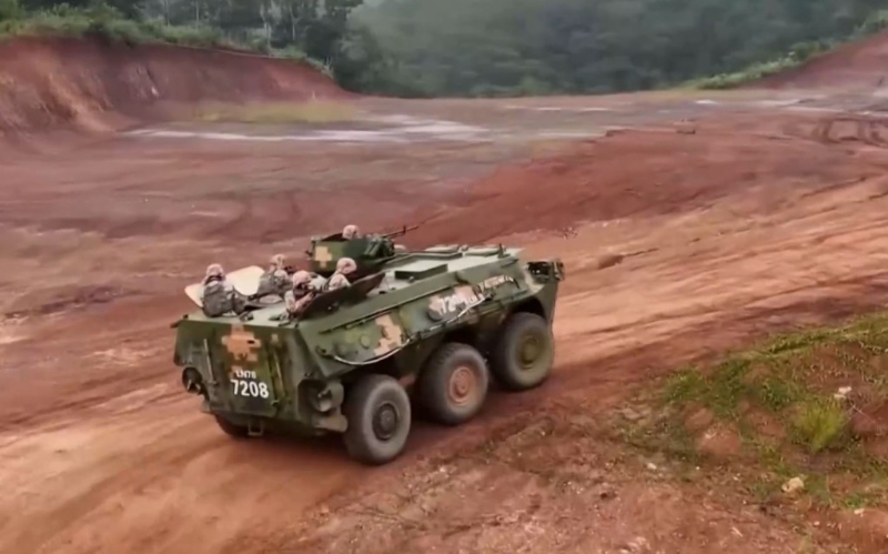 裝甲突擊分隊(duì)迅速占領(lǐng)陣地，同步發(fā)射煙霧彈。