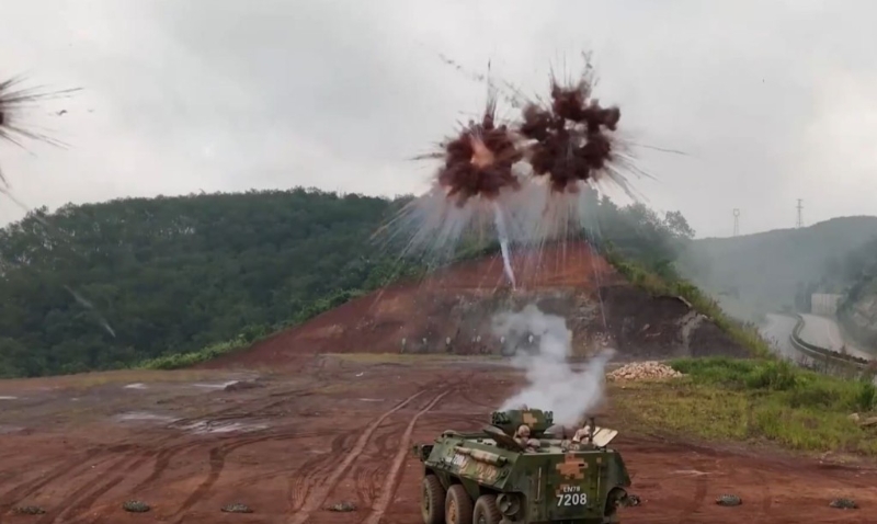 車載速射火炮和迫擊炮等各型火器交替發(fā)揮火力。