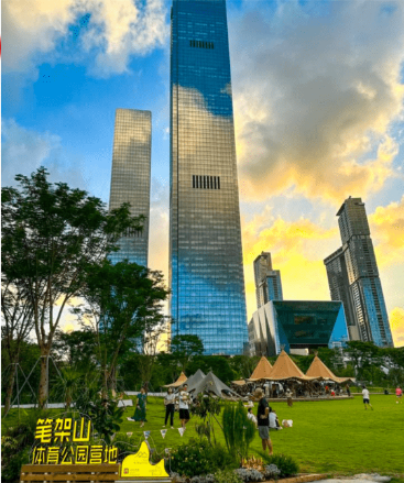 「南」區(qū)屬于筆架山營地， 在一望無際的草坪上設(shè)有公眾露營帳篷。