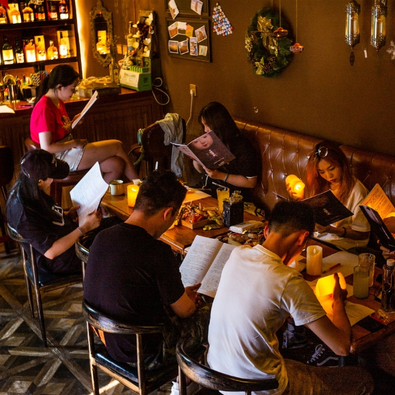 隨著近兩年內(nèi)地“劇本殺”的興起，也出現(xiàn)了劇本殺寫(xiě)手等副業(yè)。