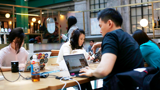 有人表示，自己在上班時(shí)間收到副業(yè)客戶催促的情況，但當(dāng)時(shí)自己主業(yè)工作也很急，只能將客戶單違約，還賠了不少賠償金。