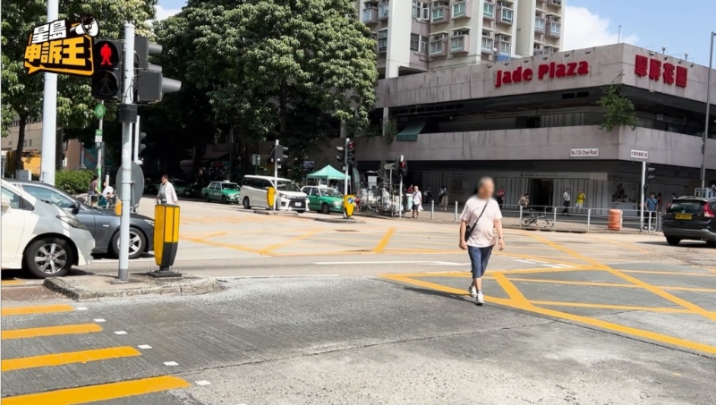 根據(jù)警方交通總部數(shù)字，今年致命交通意外比去年同期增加。 《星島申訴王》走訪全港多區(qū)，發(fā)現(xiàn)亂過(guò)馬路的情況十分普遍。