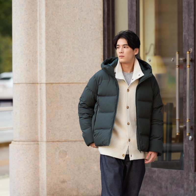 無縫羽絨連帽外套、原價(jià)$999、感謝價(jià)$799、U，具備防風(fēng)和跣水功能。