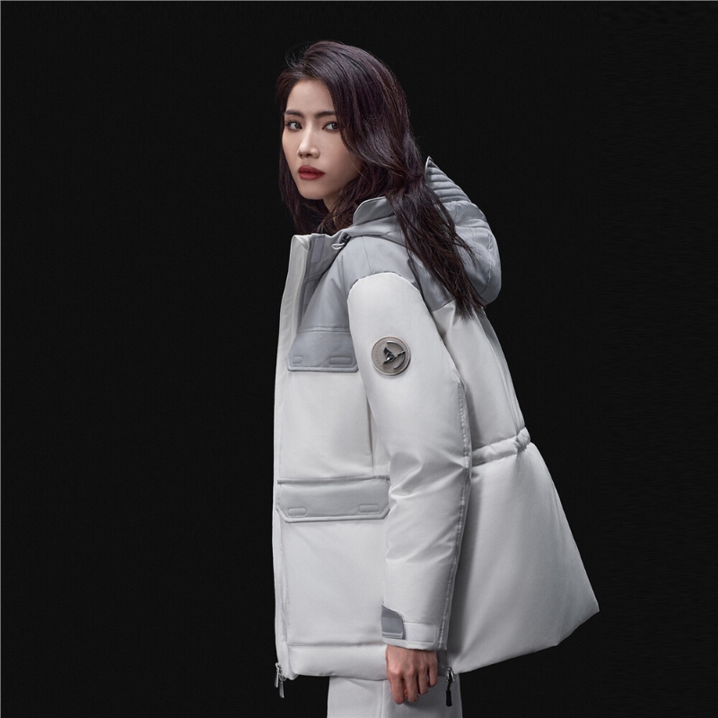 可獨(dú)立機(jī)洗的女裝5A高品質(zhì)鵝絨羽絨外套、原價(jià)$3,990、現(xiàn)售$3,790、G，用上Teflon涂層可防污及防油，達(dá)90%的5A高品質(zhì)鵝絨含量，適合攝氏零度至零下10度穿著。