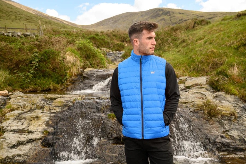 MAC IN A SAC可收藏式設(shè)計(jì)的男裝羽絨背心、原價(jià)$899、現(xiàn)售$449、GO，采用經(jīng)合乎道德方式收集的羽絨制作。