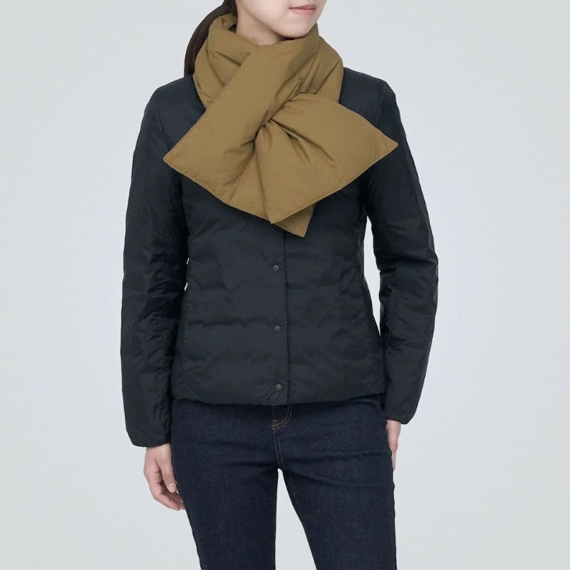 Muji再生聚酯纖維撥水加工水便攜式羽絨圍巾、原價(jià)$258、現(xiàn)售$232.2、M。