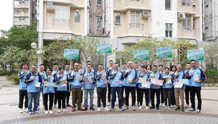 入境處在社交平臺(tái)分享指，一眾長(zhǎng)官與義工分別到了上水清河邨，以及羅湖及香園圍兩個(gè)管制站