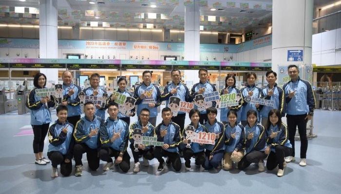 入境處在社交平臺(tái)分享指，一眾長(zhǎng)官與義工分別到了上水清河邨，以及羅湖及香園圍兩個(gè)管制站。