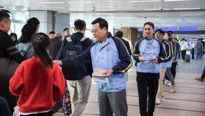 他們除了向市民宣傳“撐區(qū)選、齊投票”的信息外，亦特別向市民介紹為便利身在內(nèi)地的選民而設(shè)的“鄰近邊境投票站”，提醒有需要的選民預(yù)先登記。