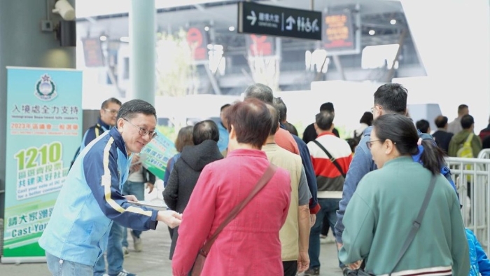 入境處人員宣傳區(qū)議會(huì)選舉投票。