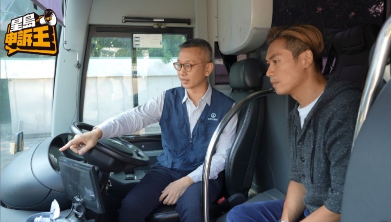 政府化驗(yàn)所法證事務(wù)部物理組化驗(yàn)師陶志恒博士(左)解釋，一些大型車輛如旅游巴，前方大概0至2米范圍會存在盲點(diǎn)，如果有行人走入這些區(qū)域，會較難察覺。