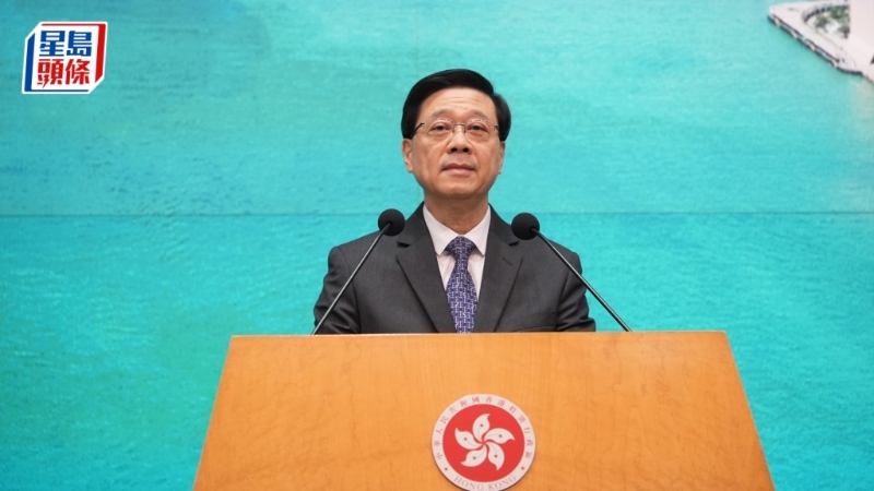 李家超表示，本周六(12月9日)政府將舉辦“區(qū)選繽紛日”，當(dāng)晚西九文化區(qū)將舉辦一場(chǎng)大型戶(hù)外音樂(lè)會(huì)，七間電子傳媒會(huì)現(xiàn)場(chǎng)聯(lián)播。