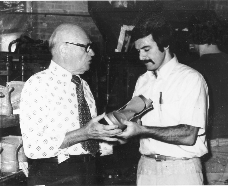 品牌創(chuàng)始人Nathan Swartz（左）與兒子Sidney（右）共同打造防水靴款。 （黑白圖片）