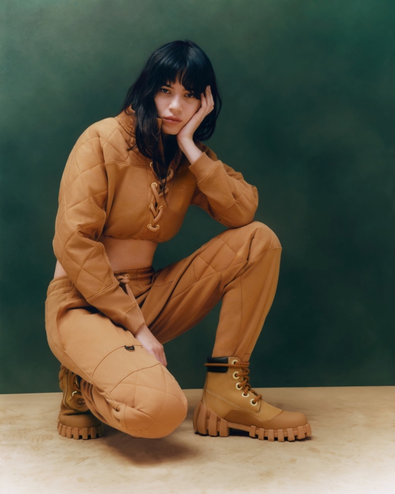 Timberland x Humberto Leon Future73 6吋黃靴、$2,299，特色乃鞋底以再生橡膠制成，配搭抗疲勞鞋床; 雙品牌吊牌可兼作小袋之用。