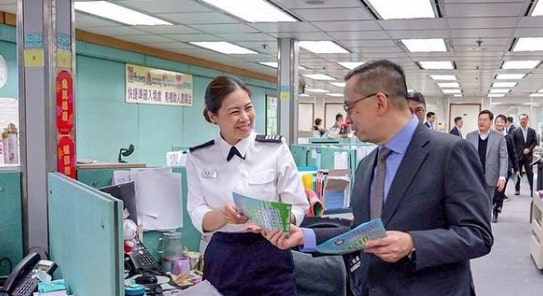 入境處處長(zhǎng)郭俊峯（右）近日率領(lǐng)所有管理層人員到入境處不同組別派發(fā)宣傳單張。入境處