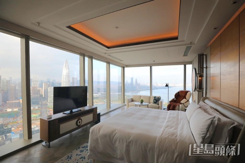 酒店客房可以飽覽城景及深圳灣海景。