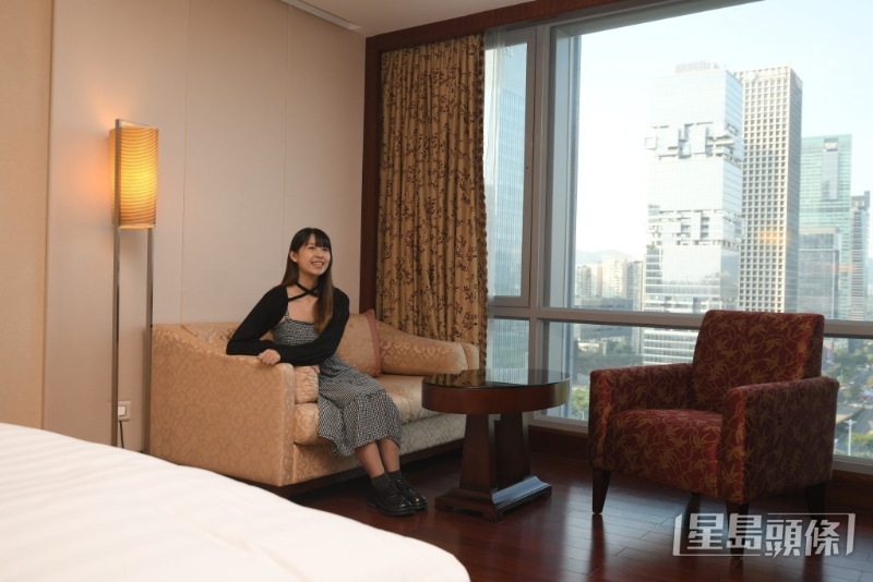 酒店坐落在福田站出口側(cè)，落車(chē)即達(dá)。