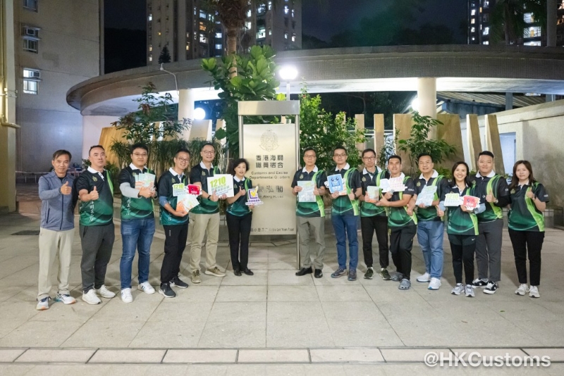 海關(guān)副關(guān)長(zhǎng)黎流栢率隊(duì)派傳單。