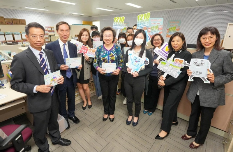 楊何蓓茵聯(lián)同常秘及副秘在政總洗樓呼吁公務(wù)員投票。楊何蓓茵facebook圖片