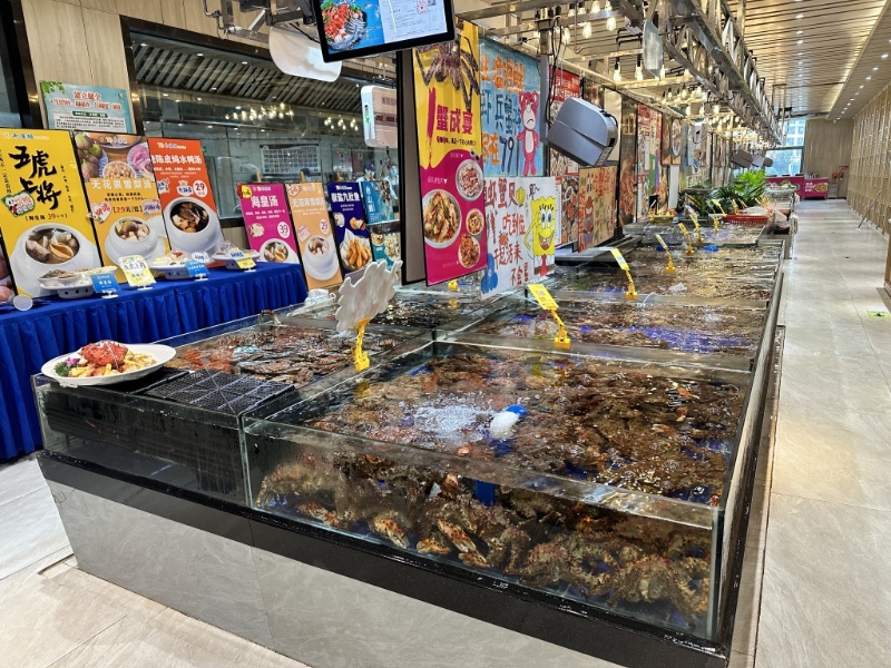 餐廳焦點(diǎn)是50米長(zhǎng)海鮮池，客人點(diǎn)選后可吃到即制靚海鮮。