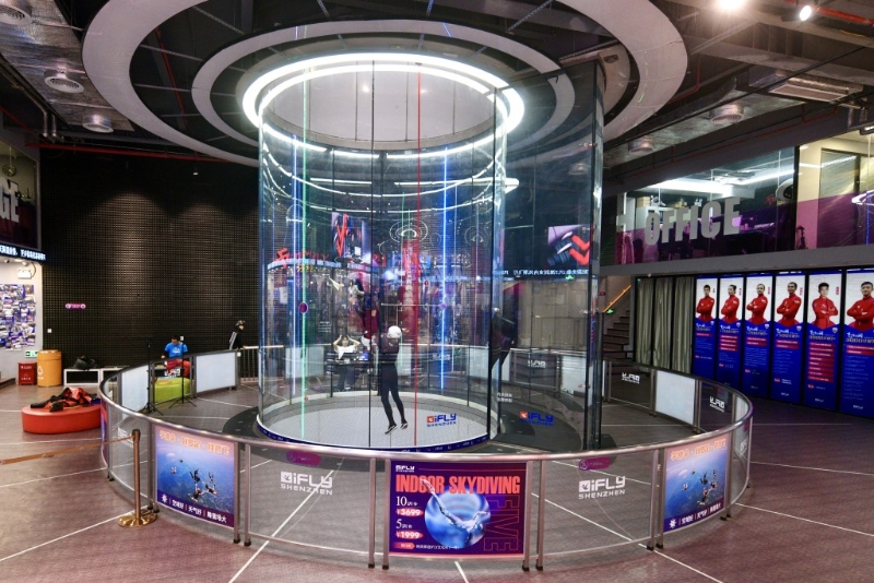 人完整飛行項(xiàng)目，包括專業(yè)教練培訓(xùn)、一對(duì)一帶飛及一張飛行紀(jì)念證書，每節(jié)2分鐘收費(fèi)598元人民幣。